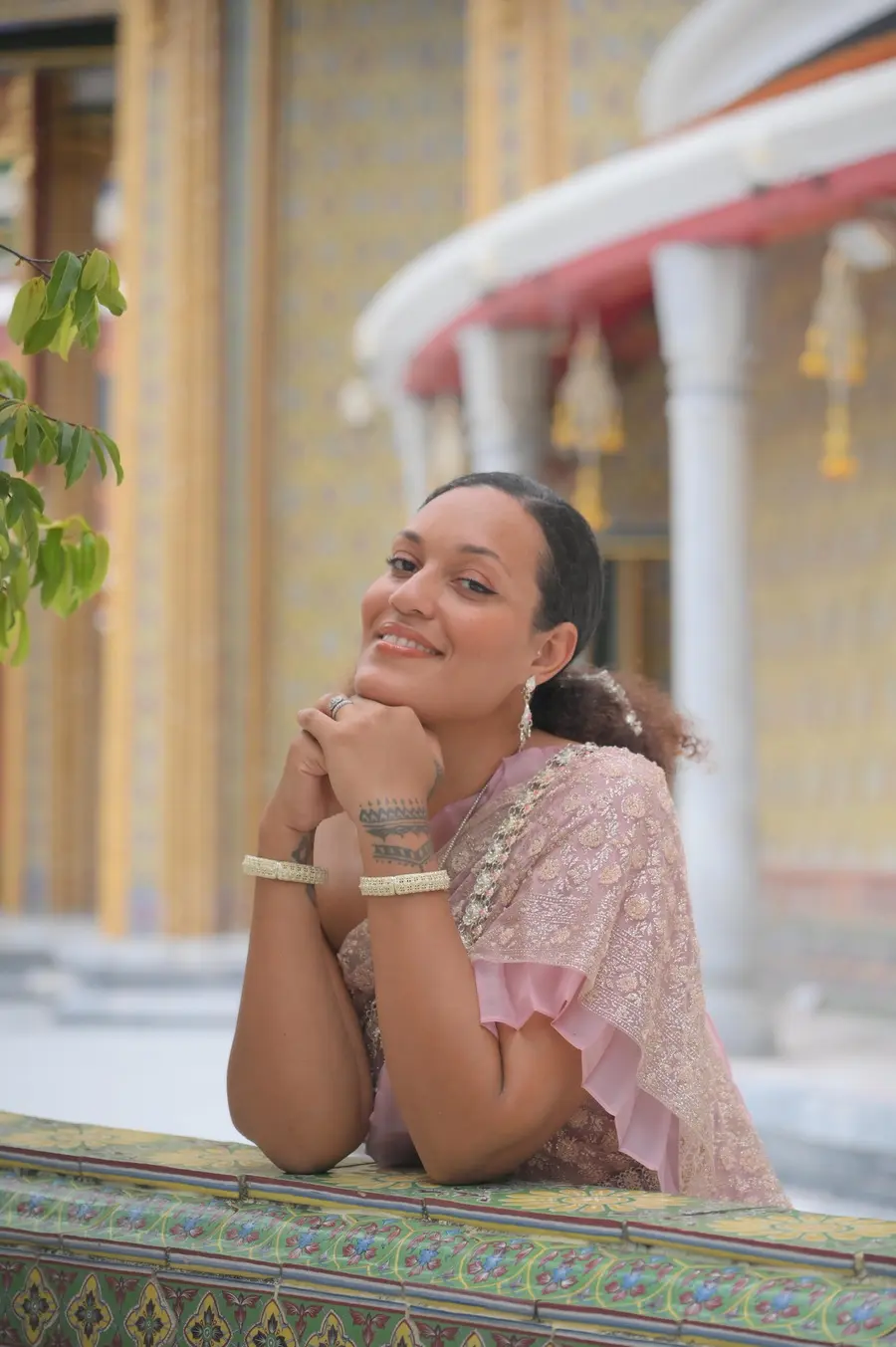 femme apaisée retrouvant son équilibre et un sentiment de paix à l’étranger